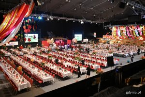 Widok na przystrojone stoły w Polsat Plus Arenie Gdynia