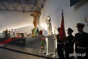 Mszę św. w intencji Gdyni uświetniła wojskowa asysta honorowa. Po prawej: poczet chorągwiany z chorągwią Wojska Polskiego