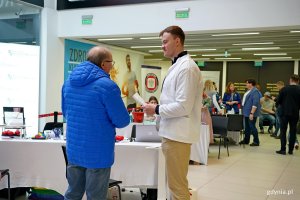 Jeden z uczestnik&oacute;w akcji z okazji Dnia Mężczyzny przy stoisku medycznym na pasażu Centrum Handlowego Riviera 