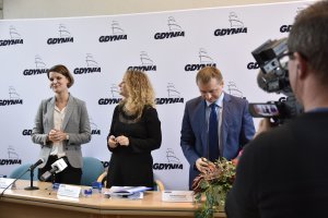 Katarzyna Gruszecka-Spychała, wiceprezydent Gdyni, Kinga Nowak, kierownik działku klientów instytucjonalnych PGNiG Obrót Detaliczny sp. z o.o., Michał Błaszczyk, dyrektor biura kontrolingu PGNiG Obrót Detaliczny sp. z o.o. podpisują umowę na kompleksową dostawę gazu ziemnego na rok 2019 // fot. Agnieszka Wołowicz-Bińkowska