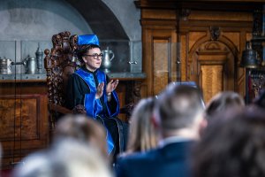 Olga Tokarczuk podczas uroczystości nadania jej tytułu doktora honoris causa Uniwersytetu Gdańskiego, która odbyła się w Dworze Artusa