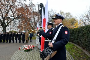 Orkiestra Reprezentacyjna Marynarki Wojennej podczas uroczystości przy pomniku marszałka Józefa Piłsudskiego. W tle biało-czerwone-flagi, pomnik i przedstawiciele Marynarki Wojennej // fot. Magdalena Czernek