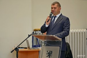 Adam Gawrylik – członek zarządu województwa pomorskiego przemawiający podczas 38. Pomorskiego Forum Samorządowego ds. Profilaktyki i Promocji Zdrowia 