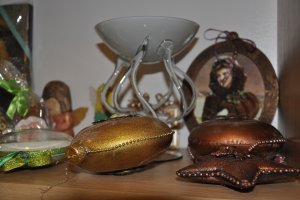 Dekoracje i ozdoby w sklepie charytatywnym // fot. Magdalena Czernek