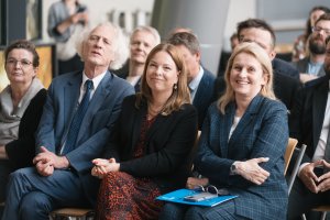 Pomorska Nagroda Muzealna. Na zdjęciu od lewej: zastępca dyrektora departamentu kultury UMWP Beata Jaworowska, dyrektor departamentu kultury UMWP Władysław Zawistowski, wiceprezydentka Gdyni Oktawia Gorzeńska, prorektor ds. studenckich dr hab. Urszula Patocka-Sigłowy