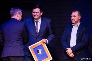 Łukasz Kobus, sekretarz Miasta i dyrektor Urzędu Miasta Gdyni, oraz Maciej Warszakowski, zastępca dyrektora LIS, odbierają gratulacje na scenie Teatru Wybrzeże, fot. Karol Stańczak/gdynia.pl