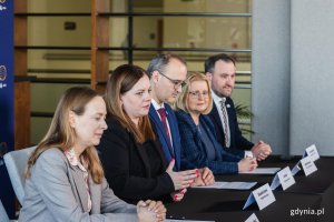 Od lewej: Katarzyna Pełczyńska-Nałęcz, minister Funduszy i Polityki Regionalnej, Aleksandra Kosiorek, prezydent Gdyni, Emil Rojek, wicewojewoda pomorski, Agnieszka Baranowska, członkini zarządy wojew&oacute;dztwa pomorskiego, Tomasz Augustyniak, wiceprezydent Gdyni (fot. Karol Stańczak)  (fot. Karol Stańczak)