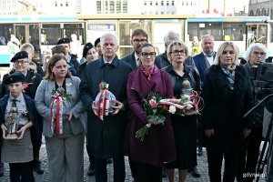 Od lewej: prezydent Gdyni Aleksandra Kosiorek, senator Sławomir Rybicki, posłanka Wioleta Tomczak, radna Gdyni Agnieszka Tokarska, przewodnicząca Rady Miasta Gdyni Beata Zastawna oraz radna Gdyni Joanna Zielińska podczas uroczystości z okazji 87. rocznicy pierwszych wysiedleń Gdynian