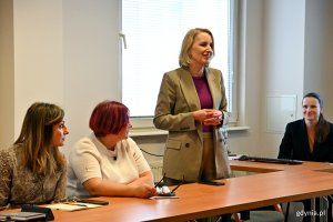 Od prawej: Agnieszka Majewska – kierowniczka Działu Zatrudnienia i Doradztwa Zawodowego Powiatowego Urzędu Pracy w Gdyni, Jolanta Klauze – dyrektorka Powiatowego Urzędu Pracy w Gdyni oraz inne uczestniczki podczas otwarcia spotkania „Edukacja i rynek pracy – uczniowie w obliczu zawodowych wyzwań” zorganizowanego przez Powiatowy Urząd Pracy w Gdyni 