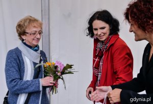 Laureaci konkursu "Gdynia w Kwiatach" odebrali z rąk przewodniczącej Rady Miasta Joanny Zielińskiej nagrody i wyróżnienia // fot. Przemysła Świderski