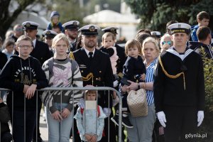 Mieszkańcy i marynarze zgromadzeni na skwerze Kościuszki, którzy przyglądają się uroczystościom z okazji święta 43. Bazy Lotnictwa Morskiego i Dywizjony Okrętów Bojowych