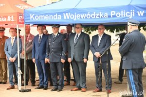 Uczestnicy otwarcia wystawy ustawieni w rzędach pod namiotami // fot. Magdalena Śliżewska
