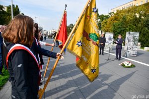 Uczniowie trzymają w dłoniach sztandary swoich szkół podczas wernisażu wystawy „Zasłużyć na krzyż: albo Virtuti, albo drewniany. Obrona Wybrzeża 1939” na skwerze Kościuszki // fot. Paweł Kukla