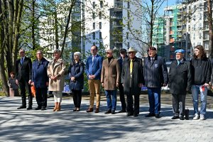 Gdyńskie obchody 78. rocznicy zakończenia II wojny światowej. Od lewej: Grzegorz Kuleta - dyrektor biura senatora Sławomira Rybickiego, radni Zenon Roda i Elżbieta Raczyńska, Joanna Zielińska - przewodnicząca Rady Miasta Gdyni, Jakub Ubych - wiceprzewodniczący Rady Miasta Gdyni i Radosław Maślak - przewodniczący Rady Dzielnicy Redłowo, a także inni uczestnicy uroczystości na Cmentarzu Wojennym w Redłowie // fot. Magdalena Czernek