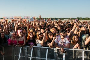 Uczestnicy festiwalu bawiący się przed sceną główną // fot. Karol Stańczak