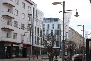 Na ulicy Świętojańskiej zawisły flagi w kaszubskich barwach i z motywem kaszubskiego haftu z okazji Dnia Jedności Kaszub&oacute;w 