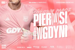 Różowy plakat z mężczyzną w różowym stroju i białymi napisami o treści zgodnej z treścią akapitu o meczu