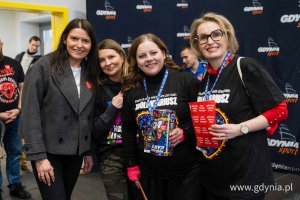 W Przystani Chylońska 237 na gości czekało wiele atrakcji, w tym licytacja z udziałem prezydent Gdyni, Aleksandrą Kosiorek. Na zdjęciu r&oacute;wnież, wiceprzewodnicząca RM Mariola Śrubarczyk-Cichowska, radne Monika Strzałkowska i Agnieszka Tokarska