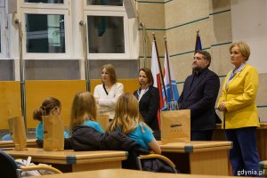 Od prawej stoją: radna Teresa Bysewska, przewodniczący Rady Miasta Gdyni Tadeusz Szemiot, radna Larysa Kramin i Jagna Ogonowska z Gdyńskiego Centrum Sportu