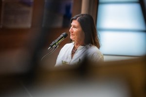 Hanna Kosycarz &ndash; wsp&oacute;łorganizatorka Gdańsk Press Photo z Agencji KFP przemawiająca podczas gali konkursu 