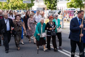 Starsze osoby maszerujące ulicami miasta