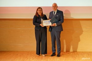 Prezydent Gdyni Aleksandra Kosiorek i prof. Janusz Rymsza, sekretarz generalny PKN ICOMOS, podczas drugiego dnia 10. edycji konferencji „Modernizm w Europie – modernizm w Gdyni” 