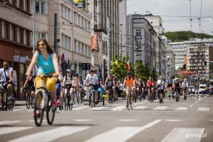 Peleton Północny wjeżdża na skwer Kościuszki//fot. Karol Stańczak