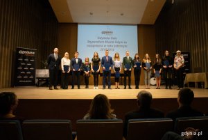 Zdolni gdyńscy uczniowie i studenci odebrali stypendia z rak wiceprezydenta Gdyni Bartosza Bartoszewicza oraz Joanny Zielińskiej, przewodniczącej Rady Miasta Gdyni // fot. Anna Rezulak 