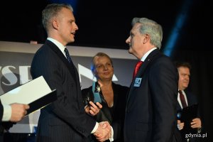 Sławomir Kalicki odbiera nagrodę indywidualną z rąk wiceministra infrastruktury Arkadiusza Marchewki