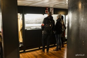 Grupa osób oglądająca wystawę na pokładzie okrętu-muzeum ORP "Błyskawica" // fot. Karol Stańczak