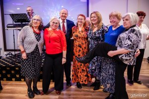 Seniorzy pozują do zdjęcia