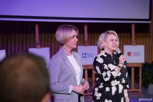 Z mikrofonem wicedyrektorki Zespołu Szk&oacute;ł Og&oacute;lnokształcących nr 8 w Gdyni: Dorota Gorzejewska i Joanna Szymańska