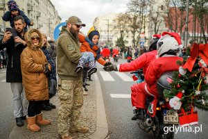 Barwny korowód mikołajowy na ulicach Gdyni. Fot. Mirosław Pieślak