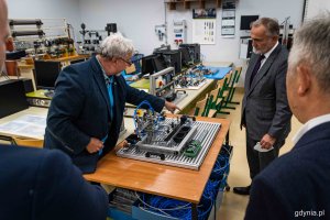 Prezydent Gdyni Wojciech Szczurek i wiceprezydent Bartosz Bartoszewicz podziwiają nowe pracownie w Zespole Szkół Chłodniczych i Elektronicznych // fot. Kamil Złoch
