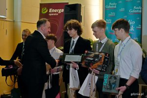 Wiceprezydent Gdyni Tomasz Augustyniak gratulujący laureatom XLIX Og&oacute;lnopolskiej Olimpiady Wiedzy Elektrycznej i Elektronicznej 