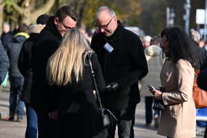 Na cmentarzu witomińskim kwestował m.in. wiceprezydent Michał Guć  // fot. Michał Puszczewicz