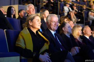 Od lewej siedzą m.in.: ministra edukacji Barbara Nowacka i senator Sławomir Rybicki na widowni Teatru Muzycznego