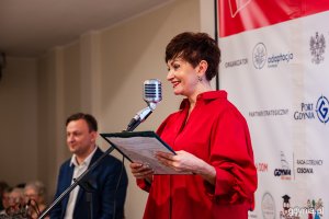 Prowadząca wydarzenie Dorota Połom, aktorka Bałtyckiego Teatru Różnorodności