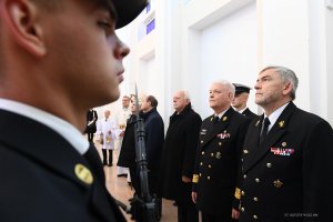 kadm. prof. dr hab. Tomasz Szubrycht - rektor-komendant Akademii Marynarki Wojennej w Gdyni (pierwszy z prawej) i inni uczestnicy uroczystego odsłonięcia tablic upamiętniających absolwentów szkół oficerskich MW - kawalerów Orderu Virtuti Militari // fot. Krzysztof Miłosz/AMW