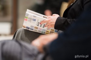 Podczas spotkania był czas na zajrzenie do środka wyjątkowej publikacji 