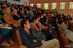 Uczniowie i uczestnicy wykładów podczas inauguracji Przystanku Gdynia na Gdynia Explory Weeku 