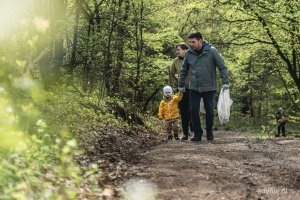 Uczestnicy podczas akcji sprzątania lasu na granicy Orłowa i Małego Kacka z okazji Dnia Ziemi (fot. Kamil Złoch)