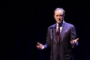 Przy mikrofonie Mieczysław Struk, marszałek wojew&oacute;dztwa pomorskiego