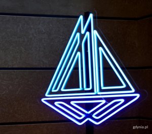 na zdjęciu neon MRMG