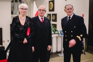 na zdjęciu trzy uśmiechnięte osoby