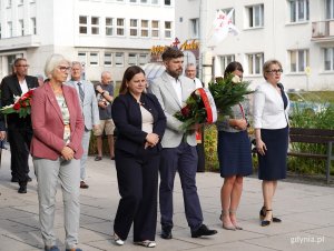 Na zdjęciu gdyńska delegacja samorządowc&oacute;w, od lewej: radna Joanna Zielińska, prezydent Aleksandra Kosiorek, radny Dominik Aziewicz, radna Monika Strzałkowska i radna Agnieszka Tokarska