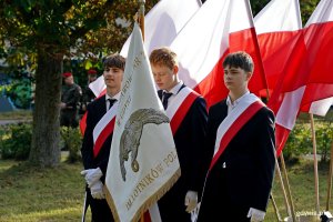Poczet sztandarowy ze Szkoły Podstawowej nr 28 im. Lotnik&oacute;w Polskich podczas uroczystości z okazji 87. rocznicy zakończenia walk w obronie Kępy Oksywskiej