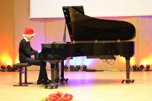 Uroczystość wręczenia akt&oacute;w mianowania w Szkole Muzycznej I i II stopnia im. Noskowskiego, na zdjęciu uczniowie podczas wykonywania utwor&oacute;w światecznych (fot. Katarzyna Balcerzak) 