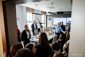 Grupa z SP nr 37 w Gdyni w sali podczas posiedzenia prezydenckiego kolegium (fot. Kamil Złoch)