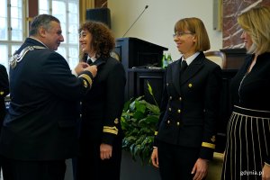 Prof. dr hab. inż. kpt. ż. w. Adam Weintrit, rektor Uniwersytetu Morskiego, odznaczający pracowników Medalem Edukacji Narodowej